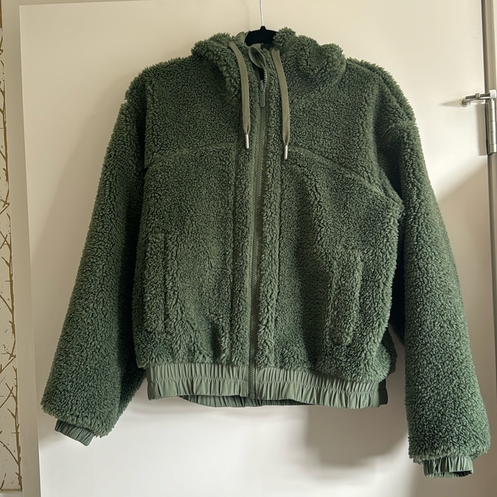 Lululemon reversible Sherpa green bomber jacket- women size 6, tag removed
